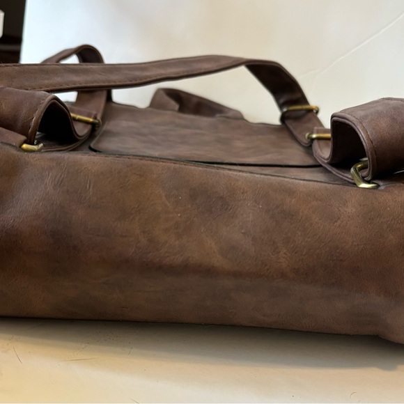 MODERN+CHIC Morgan Convertible Backpack. Brand New Condition H 13” W 11” D 4” - Picture 3 of 4